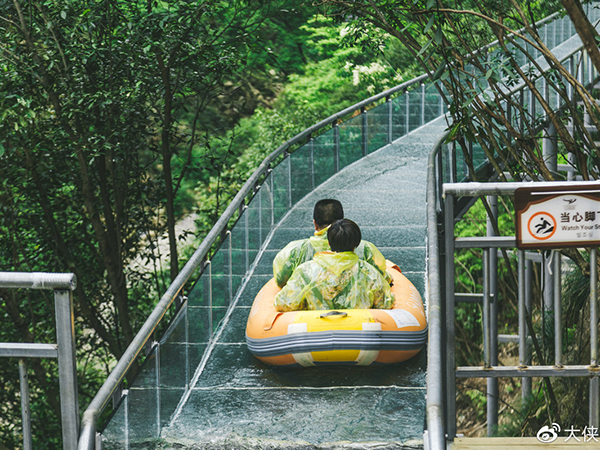 世界首座分制式滑道式滑草場(chǎng)十一異?；鸨? width=